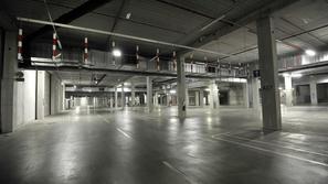 ljubljana 10.10.13, P+R, prazna parkirisca, parkirisce, garaza, garazna hisa, pr