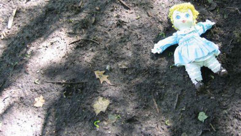 Doma imejte različne fotografije otrok.