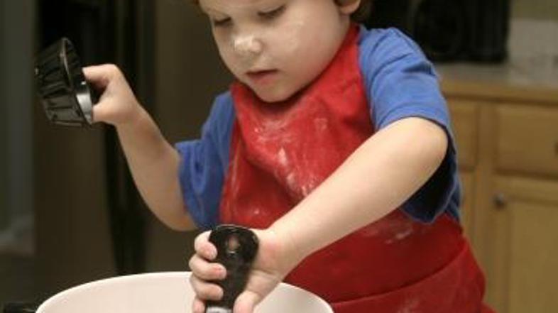 Včeraj naredil prvi sendvič, danes peče palačinke. Le kaj bo jutri?