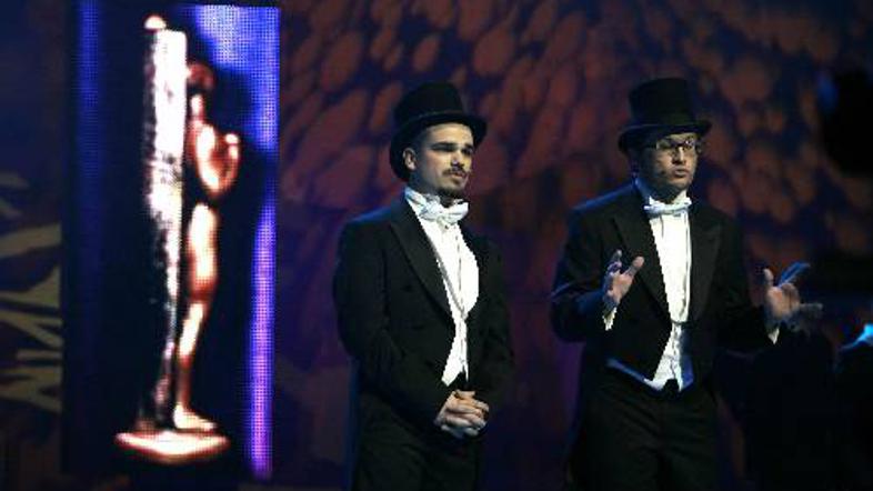 Tako kot lani nas bosta v voditeljski vlogi nasmejala Slon in Sadež.