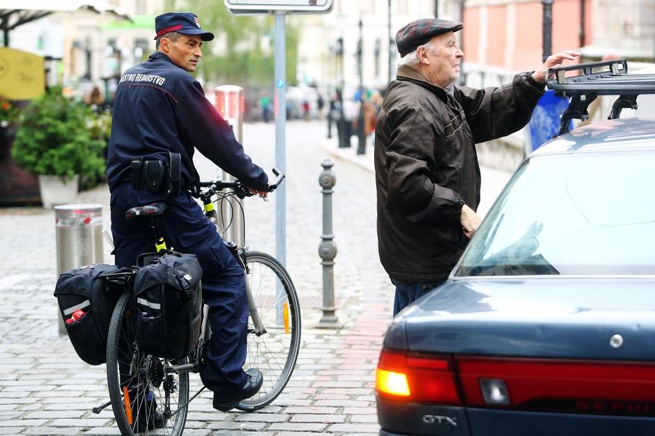 Ljubljana 22.10.2013 usluzbenec mestnega redarstva opozarja gospoda ki je narobe | Avtor: Saša Despot