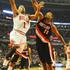 Derrick Rose (levo) in Marcus Camby