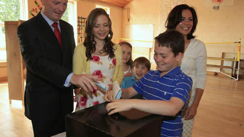 Vodja irske Liberalne stranke Declan Ganley je z družino oddal glasove na evrops