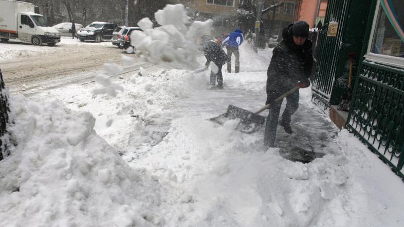kidanje snega v Bukarešti