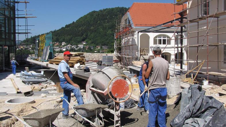 Dnevi, ko je na gradbišču gradu vladal vrvež, nad njim pa sijalo sonce, so zdaj 