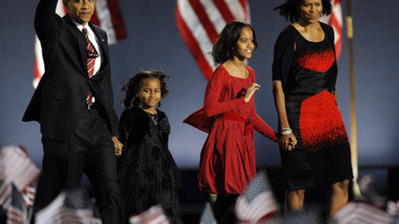 Malia in Sasha dajeta Američanom pogum za cepljenje. Foto: Reuters