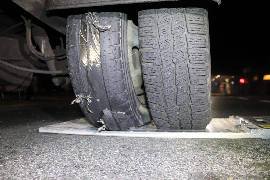 Tovornjak uničene gume uničene pnevmatike | Avtor: PU Ljubljana