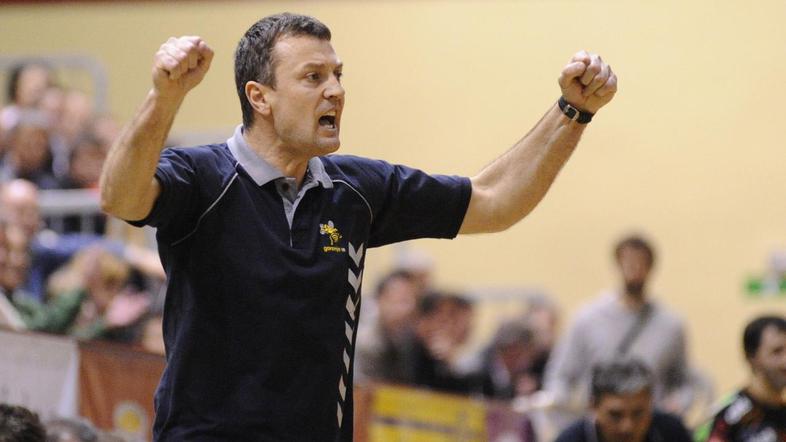 Pomiloščeni Ivica Obrvan bo na tekmi proti Madžarom s klopi vodil moštvo iz Vele