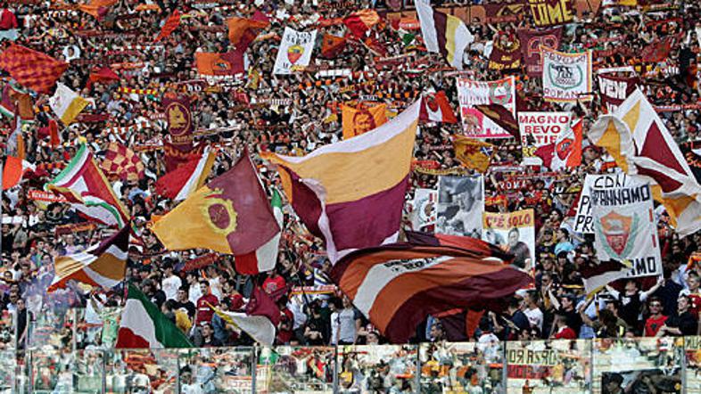 Na italijanske nogometne stadione se vračajo nogometni navdušenci, huligani pa s
