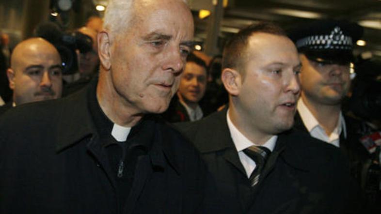 Škofa so ob prihodu v Veliko Britanijo spremljali policisti.