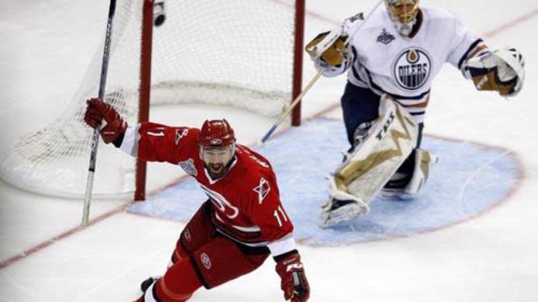 Justin Williams, ki je leta 2006 v dresu Caroline osvojil Stanleyjev pokal, je n