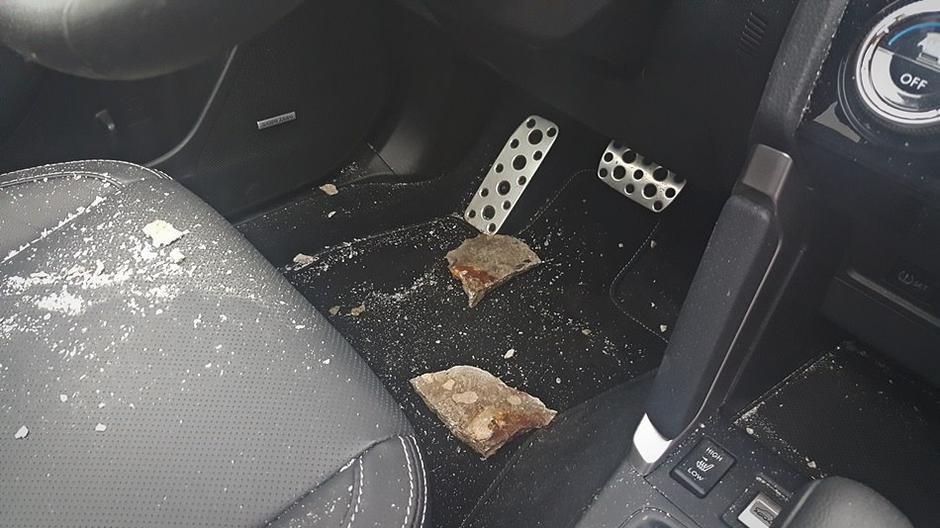 Poškodba vozila na katerega je priletel kos betona na primorski AC | Avtor: Poslal bralec