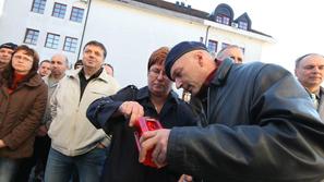 Tudi podporniki koroške policije so simbolično prižgali sveče. (Foto: Nino Verdn