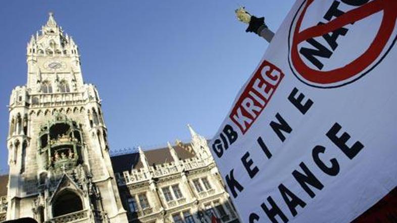 Ne dajte vojni priložnosti, pravi transparent protestnikov na konferenci.