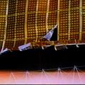 Poškodovano desno krilo sončevih celic na ISS.