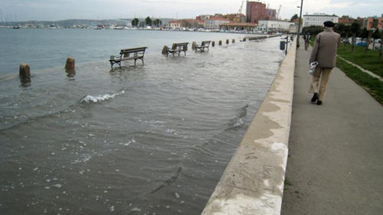 Med 7. in 9. uro lahko morje danes spet poplavi nižje dele obale, opozarjajo met