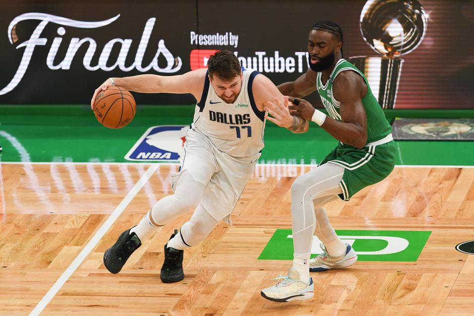 Luka Dončić in Jaylen Brown | Avtor: Epa