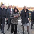 Zalokarjeva in Duhovnikova (spredaj) sta si s člani nadzornega sveta Darsa ogled