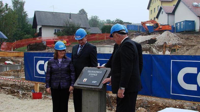 Ravnateljica Mateja Andrejčič (levo) je zadovoljna, da bodo dobili dvorano, prim