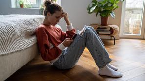 deklica spletno nasilje telefon