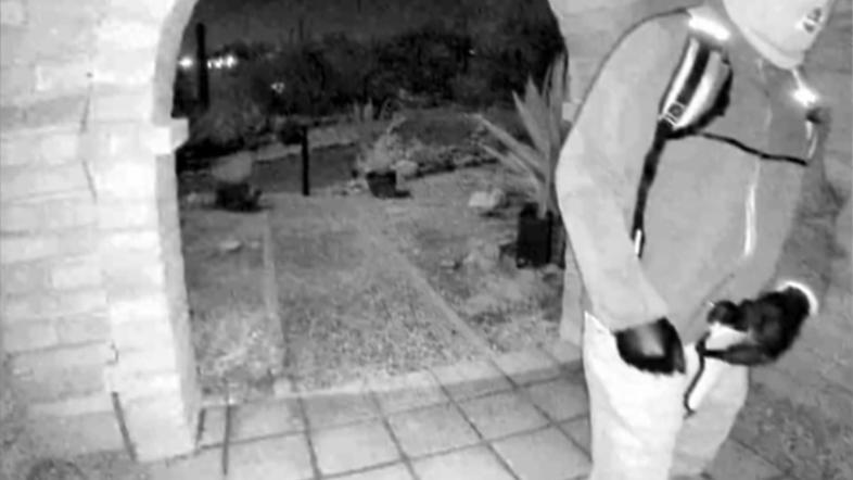 neznanec pred hišo Nancy Guthrie