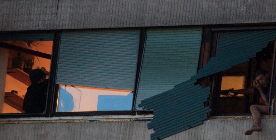 Hrvat grozil, da bo sprožil bombo in skočil skozi okno.