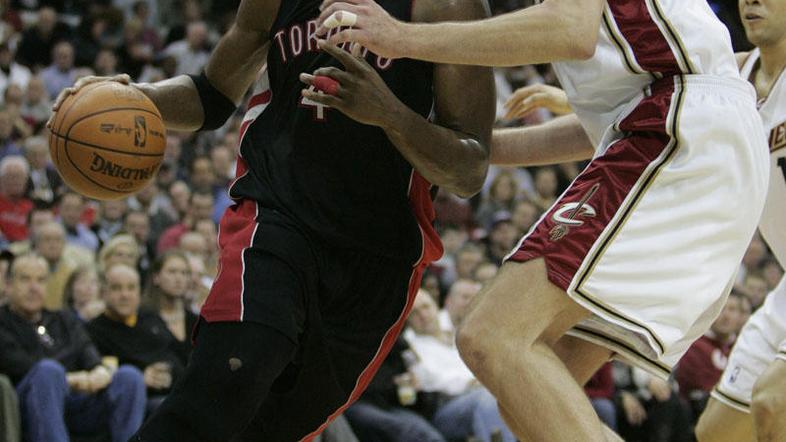 Bosh in Ilgasukas bosta krojila močno centrsko linijo Miami Heatov. (Foto: EPA)