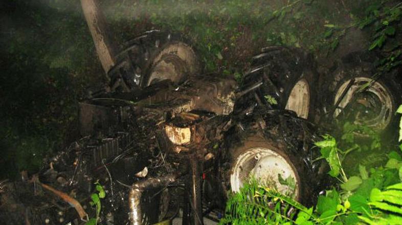 Traktor se je prevračal po strmem pobočju, pri čemer je po 25 metrih prevračanja