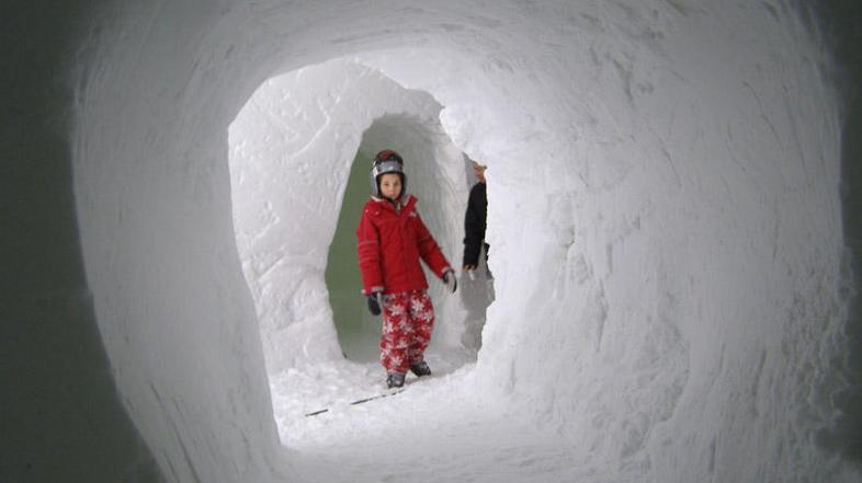 Eskimska vas leži v bližini priljubljene plaže na Krvavcu, na območju nekdanje v