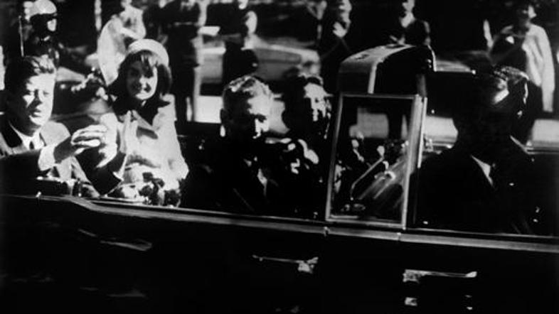 Atentat je na svojo 8-milimetrsko kamero posnel očividec Abraham Zapruder.