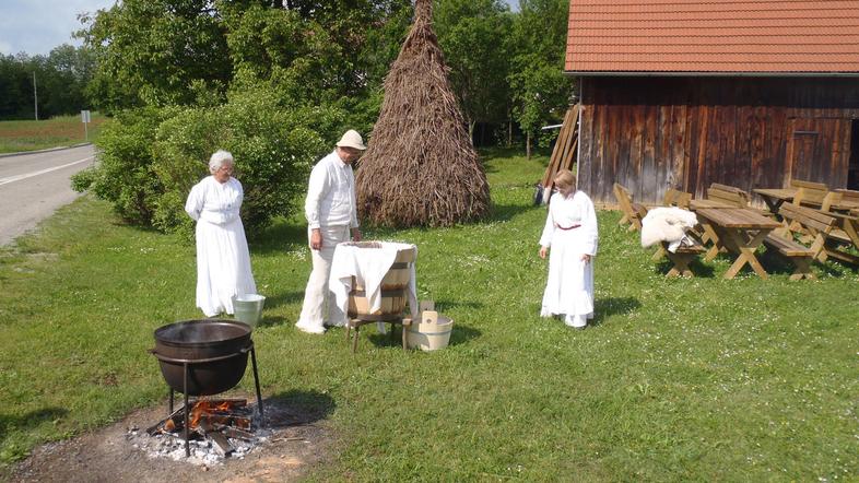 Mentorji so postopek beljenja lanu prikazali oblečeni v snežno bele lanene belok