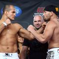 Junior Dos Santos (levo) in Shane Carwin (desno) v borbo vstopata zelo samozaves