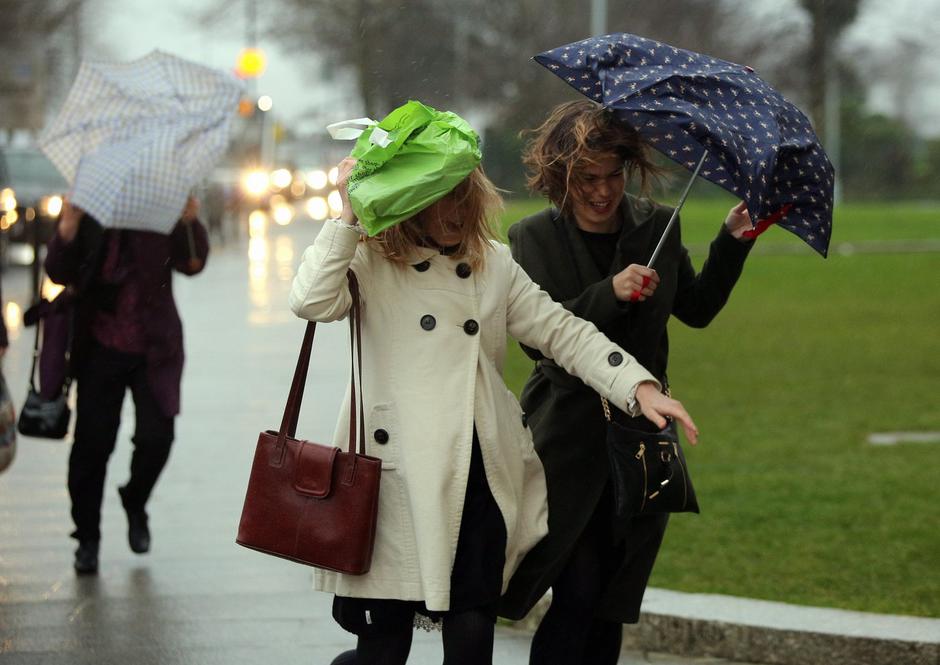 vreme dež nevihta naliv deževje veter mraz dežnik | Avtor: Profimedia