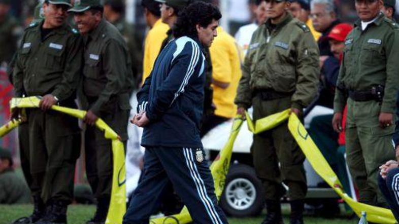 Maradona se je v La Pazu lahko le držal za glavo.