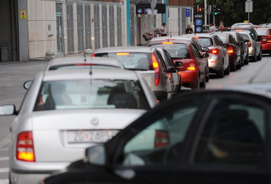 Parkiranje v javne garaže zaradi neurja