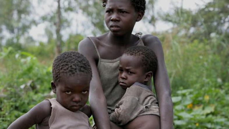 Negotova prihodnost in revščina deklicam kradeta otroštvo.