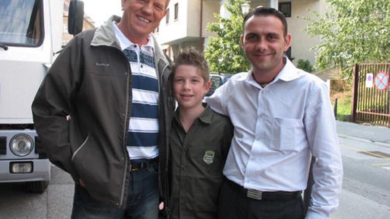 Vjenec skuznutih rouž je odlično odpel Rudi Šantl (levo), Mišo pa je za pesem na