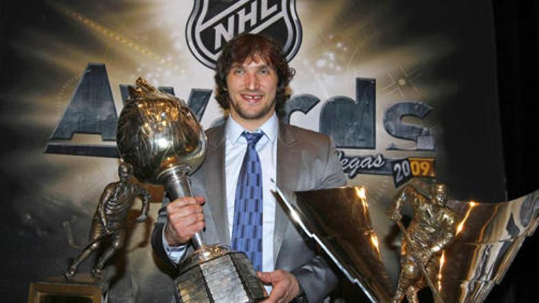 Ovečkin bo nagrade poslal v rodno Rusijo, v varstvo ponosnim staršem.