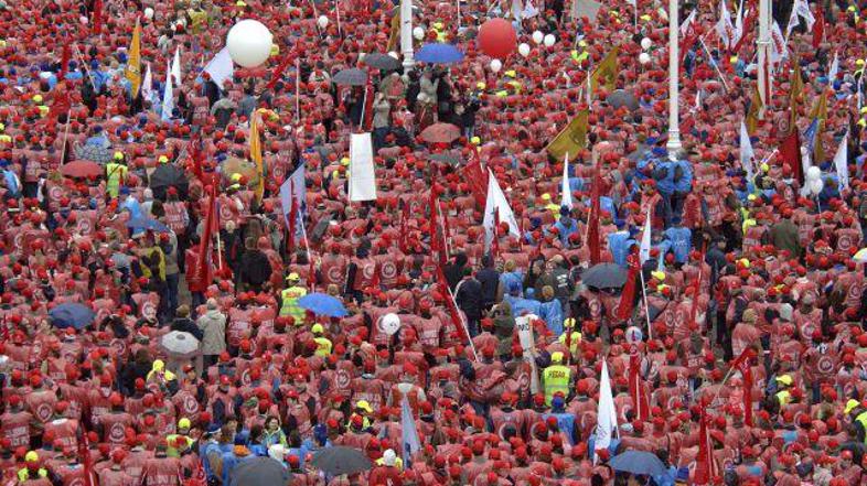 Po navedbah organizatorjev se je na Trg bana Josipa Jelačića zgrnilo okoli 60 ti