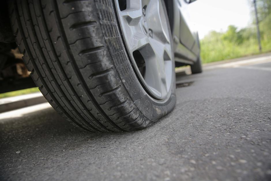 Prazna pnevmatika in kit za popravilo | Avtor: Saša Despot