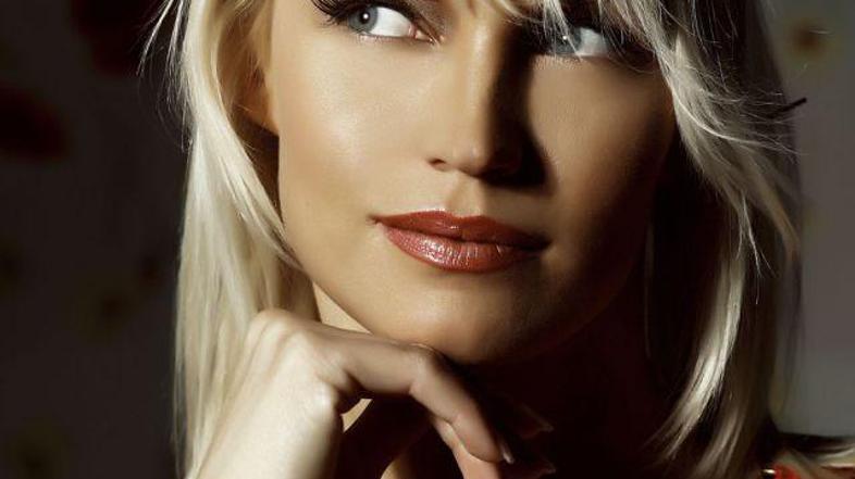 Pevka se v pesmi Zeitgeist prvič predstavlja tudi kot avtorica.