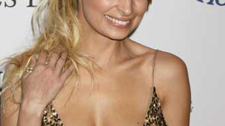 Nicole se navdušuje nad posvojitvijo.