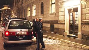 Sanader pred vhodom preiskovalnega zapora v Salzburgu