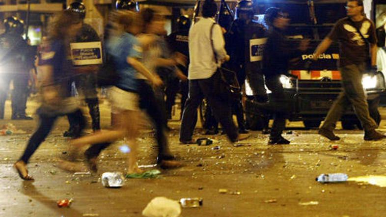 Malo po drugi uri so najbolj vročekrvne in pijane navijače Barçe pregnali polici