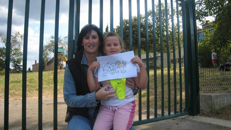 Radenka Stojanovič hčerko Lauro pelje na koprsko plažo, kjer so igrala za otroke