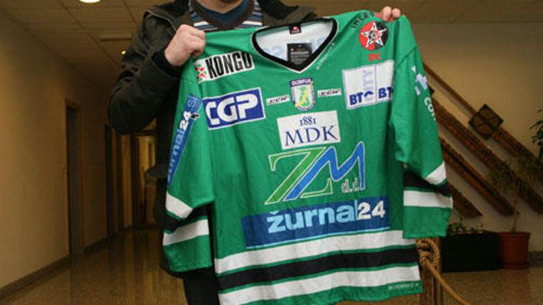 David Vidmar je srečni dobitnik hokejskega dresa ZM Olimpije, na katerem je izpi