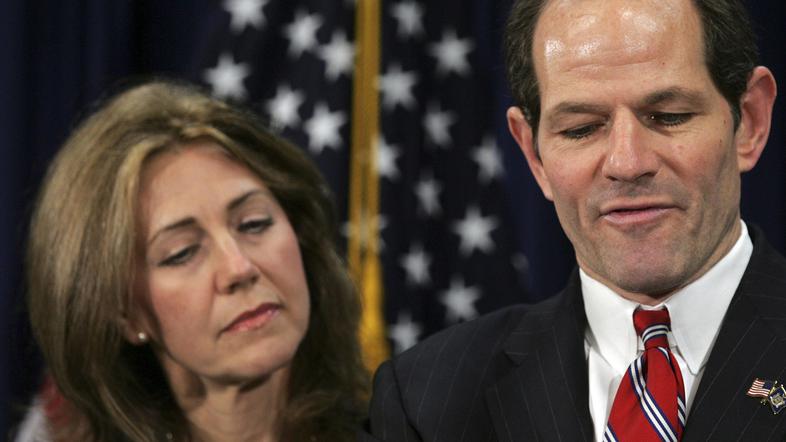 Eliot Spitzer z ženo na novinarski konferenci