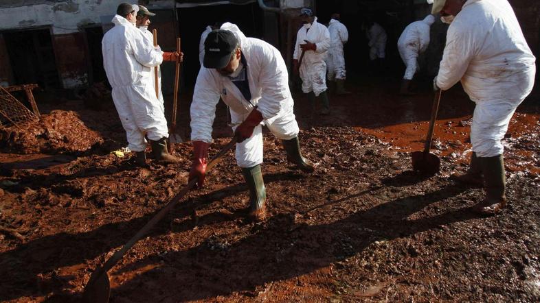 Čiščenje strupene snovi je v polnem teku. (Foto: Reuters)