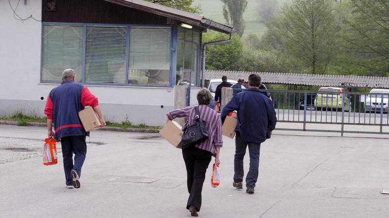 Takole so maja s paketi Rdečega križa pod pazduho iz Bohor lesa odhajali delavci