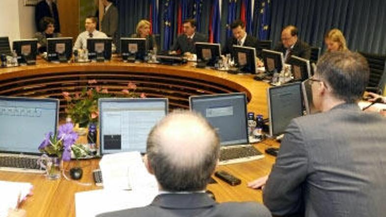 Vlada je ugotovila, da večina državnih podjetij upošteva sklep o usklajevanju pl